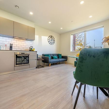 Luxury 1 Bedroom Serviced Apartment With Roof Terrace & Gym Stevenage Bagian luar foto