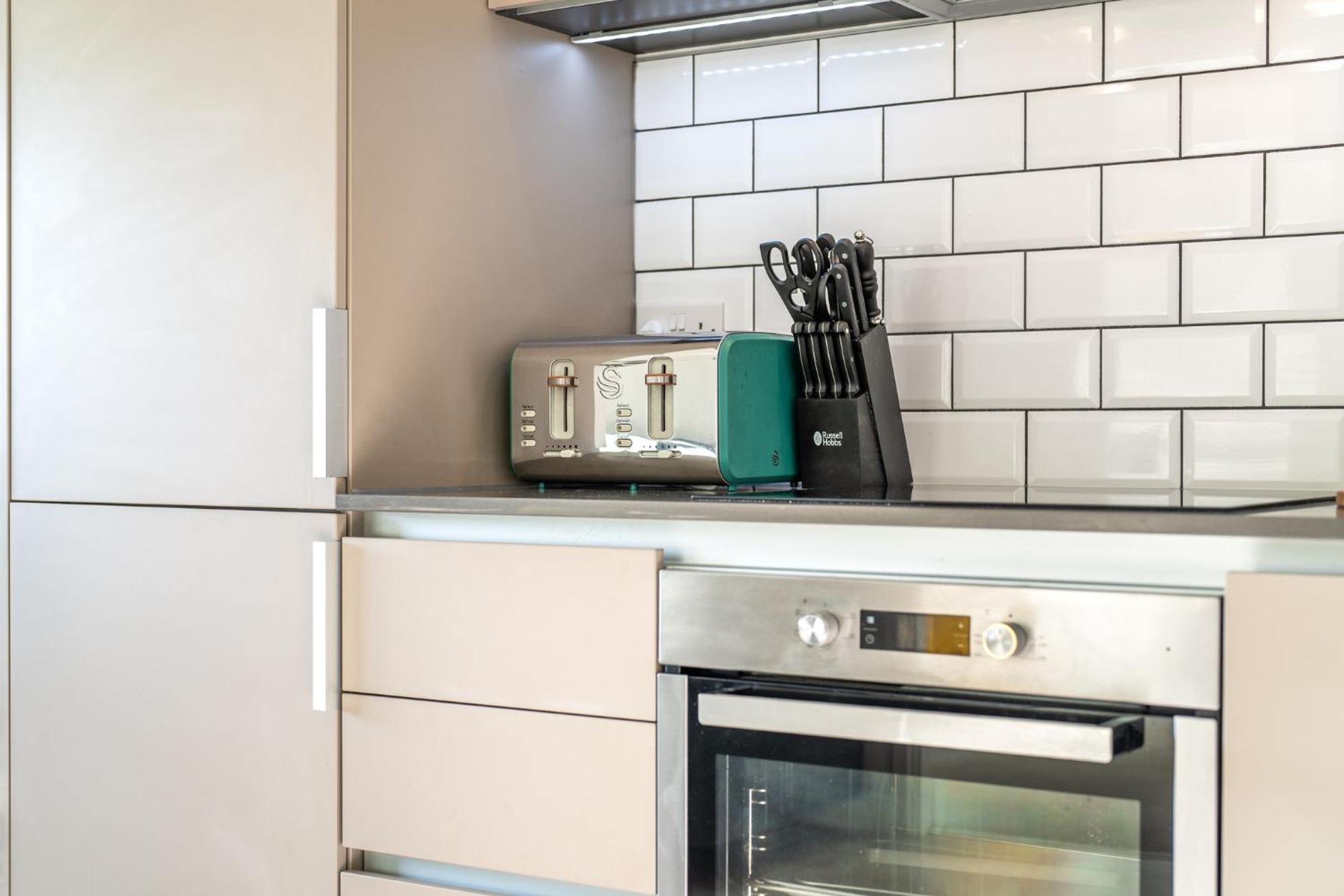 Luxury 1 Bedroom Serviced Apartment With Roof Terrace & Gym Stevenage Bagian luar foto