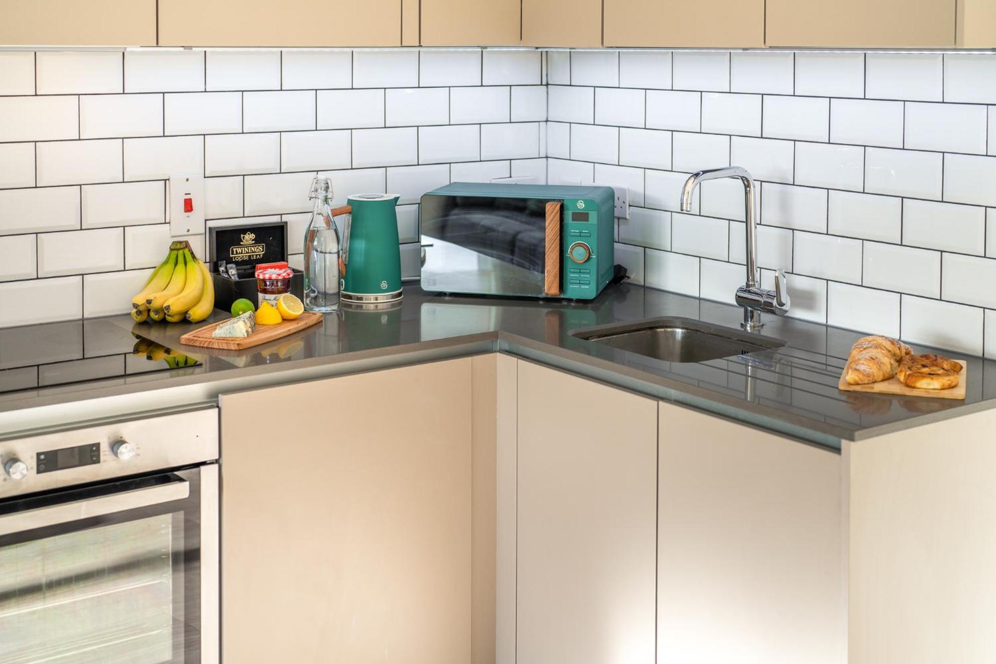 Luxury 1 Bedroom Serviced Apartment With Roof Terrace & Gym Stevenage Bagian luar foto