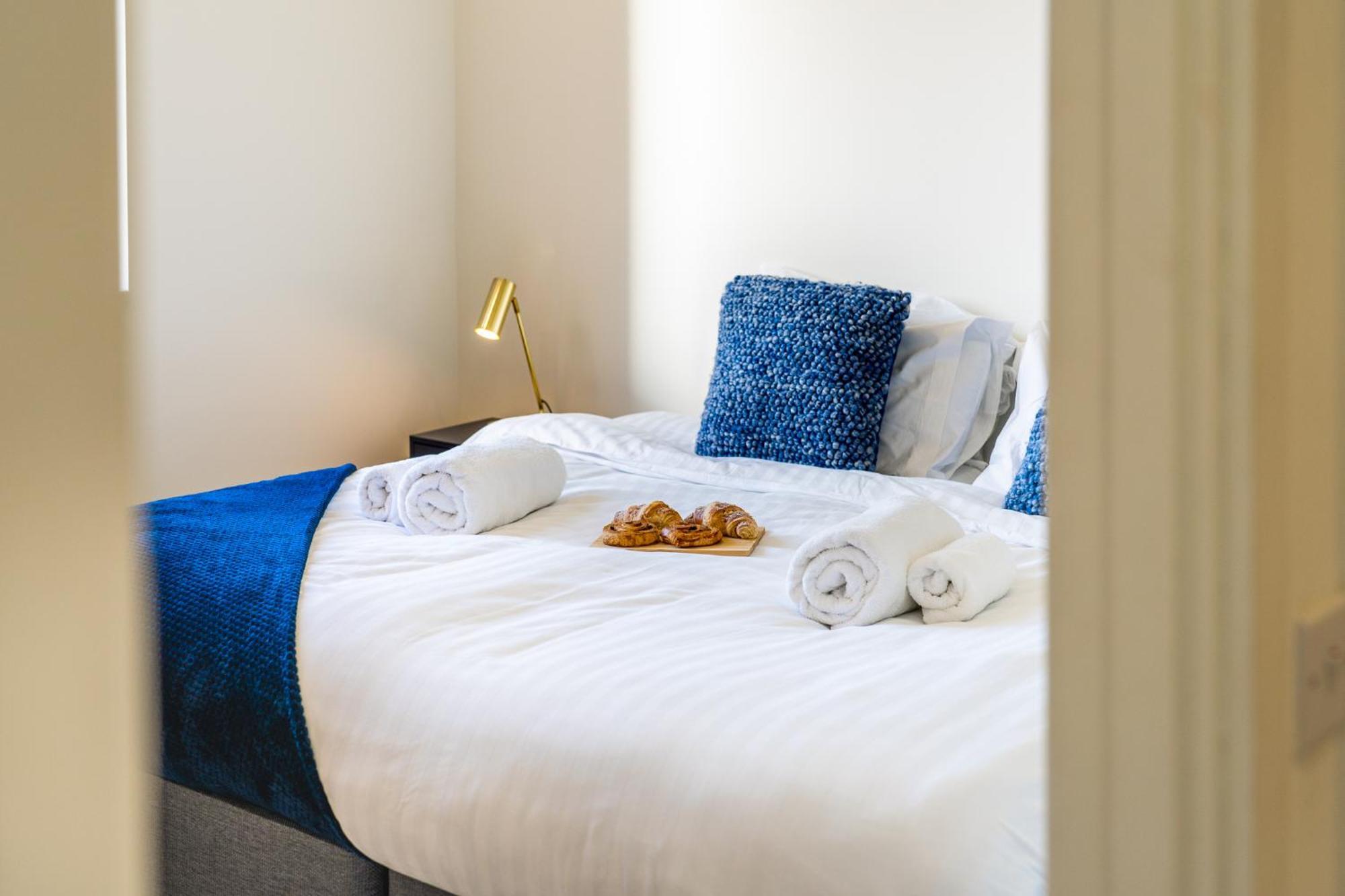 Luxury 1 Bedroom Serviced Apartment With Roof Terrace & Gym Stevenage Bagian luar foto