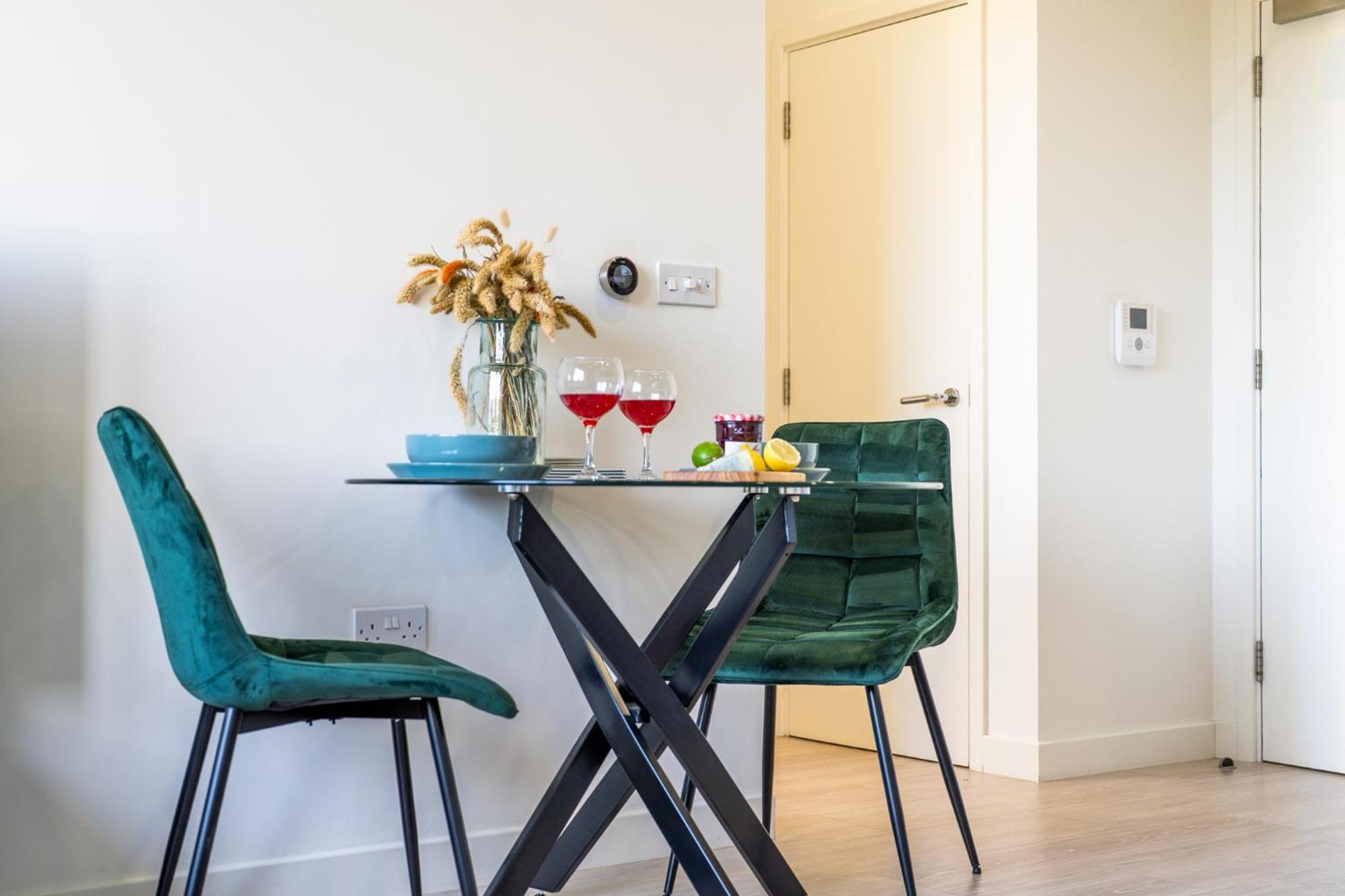 Luxury 1 Bedroom Serviced Apartment With Roof Terrace & Gym Stevenage Bagian luar foto