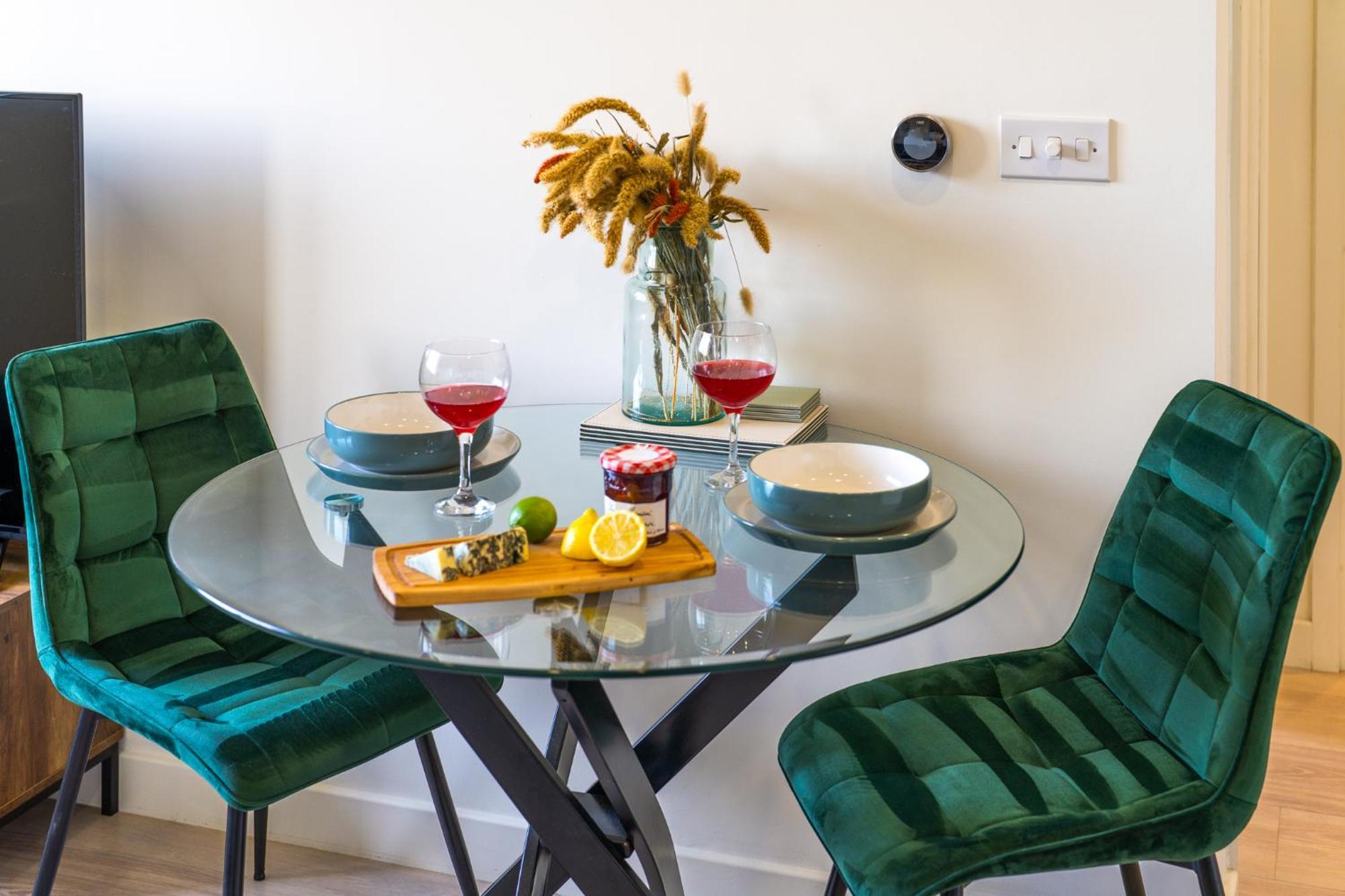 Luxury 1 Bedroom Serviced Apartment With Roof Terrace & Gym Stevenage Bagian luar foto