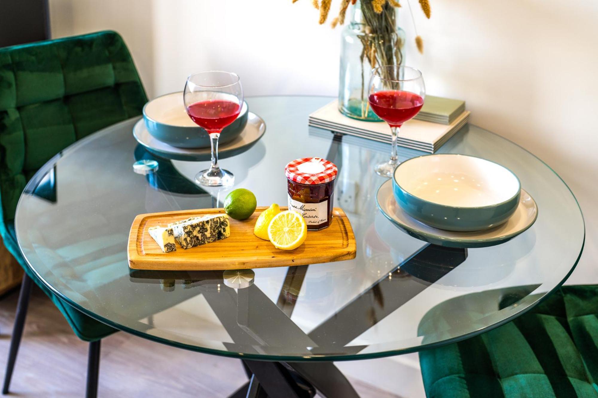 Luxury 1 Bedroom Serviced Apartment With Roof Terrace & Gym Stevenage Bagian luar foto