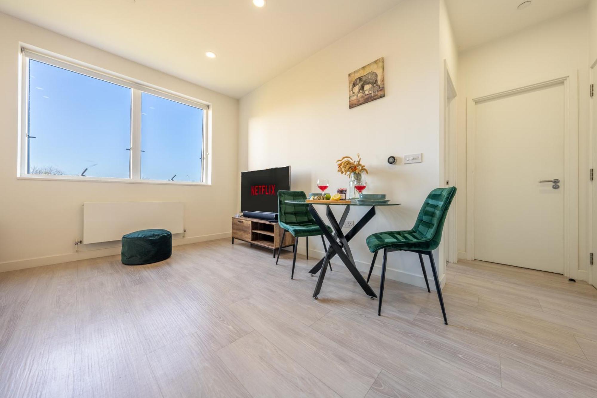 Luxury 1 Bedroom Serviced Apartment With Roof Terrace & Gym Stevenage Bagian luar foto