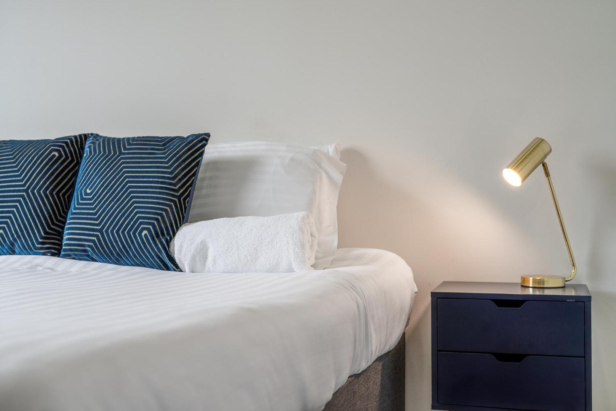 Luxury 1 Bedroom Serviced Apartment With Roof Terrace & Gym Stevenage Bagian luar foto