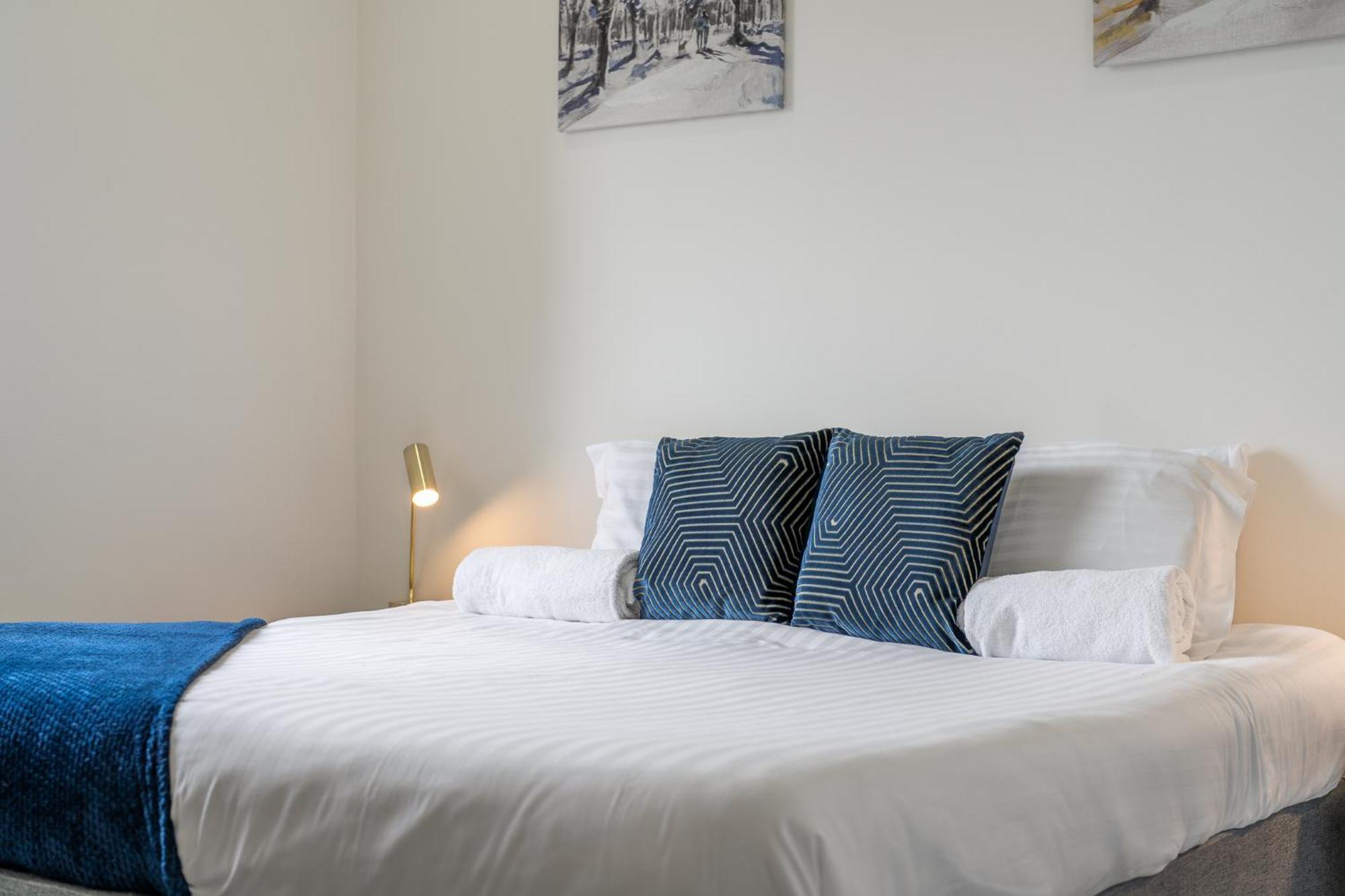 Luxury 1 Bedroom Serviced Apartment With Roof Terrace & Gym Stevenage Bagian luar foto