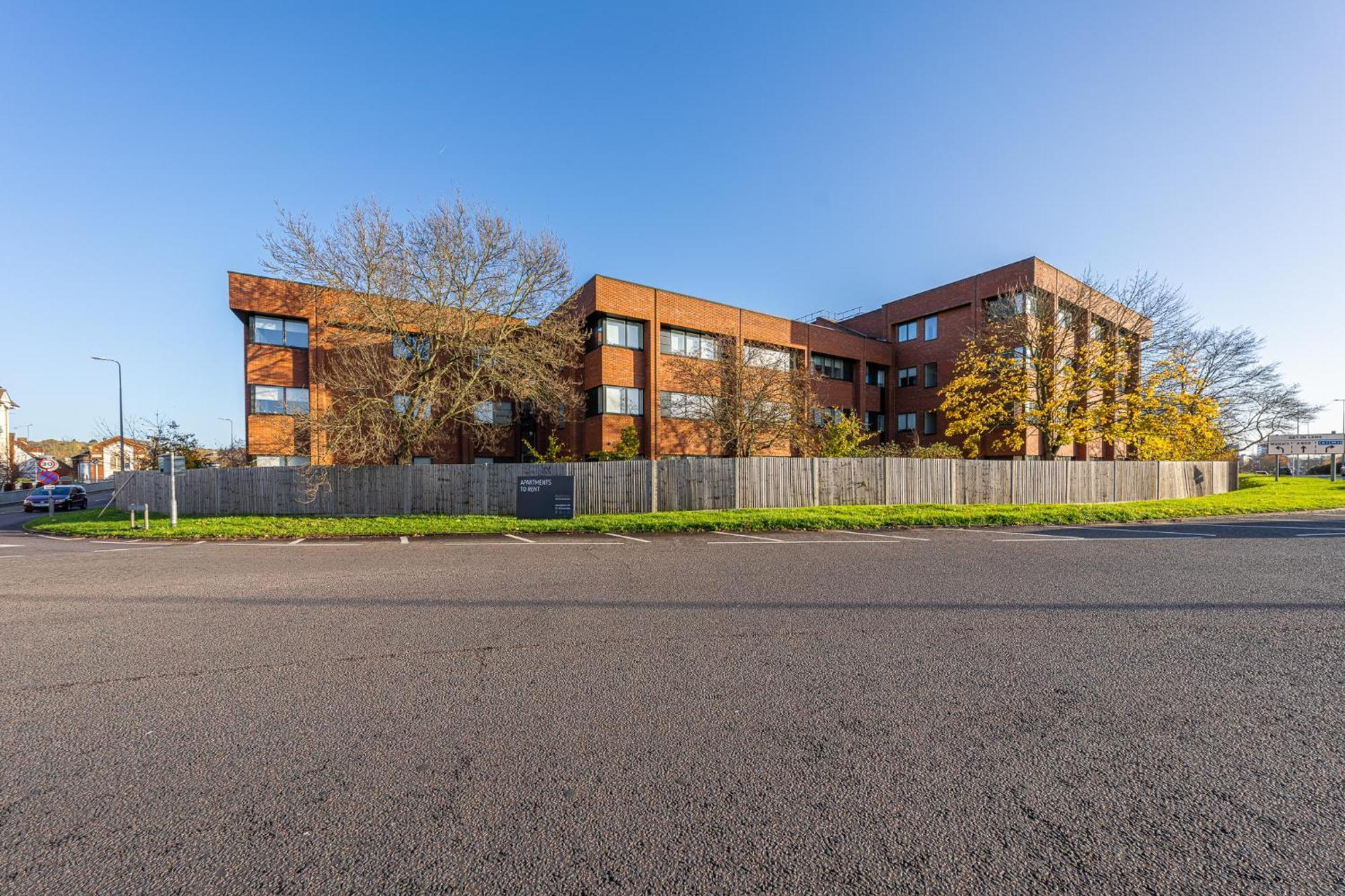 Luxury 1 Bedroom Serviced Apartment With Roof Terrace & Gym Stevenage Bagian luar foto