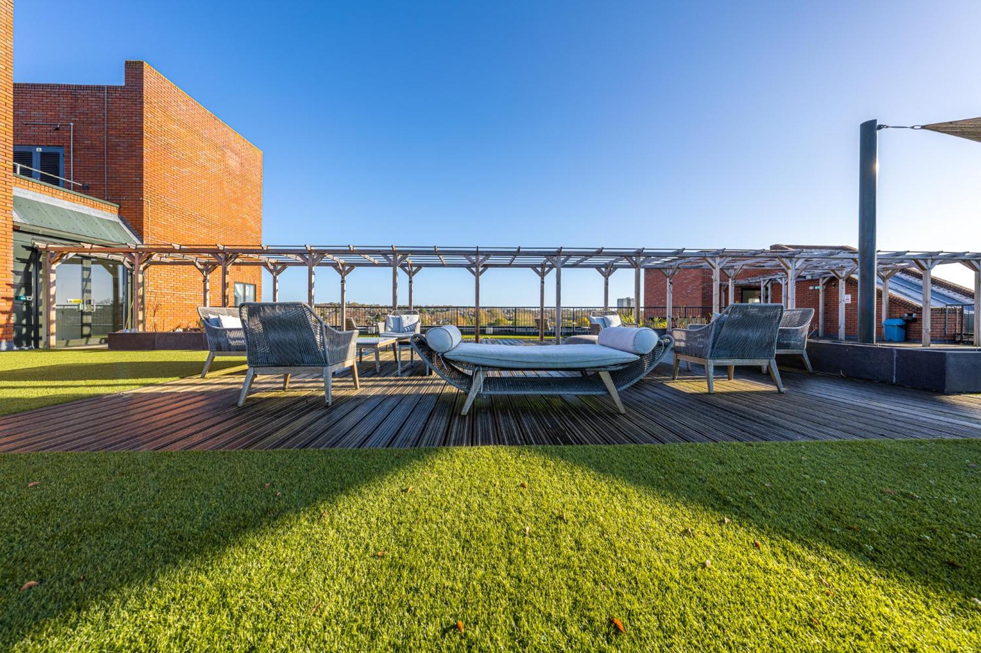 Luxury 1 Bedroom Serviced Apartment With Roof Terrace & Gym Stevenage Bagian luar foto